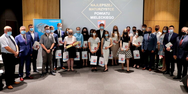 Mielec: Nagrodzono wyróżniających się uczniów.