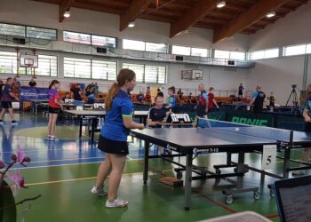 Tarnobrzeg. Ponad setka zawodników sprawnych i niepełnosprawnych mierzyła się w ping-pongu.