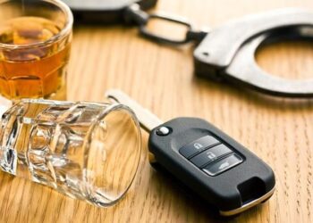 Nowa Dęba: Wjechał w płot i chciał uciec – miał 4 promile alkoholu w organizmie