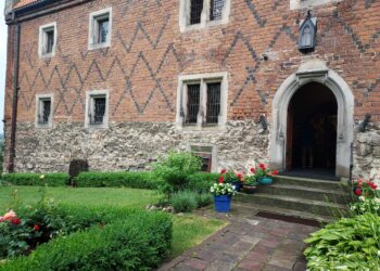 Sandomierz: Festiwal 'Ucho Igielne” – koncert w ogrodzie przy Domu Długosza.