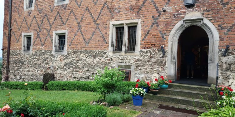 Sandomierz: Festiwal 'Ucho Igielne” – koncert w ogrodzie przy Domu Długosza.