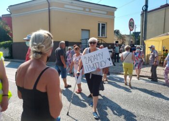 Klimontów: Blokada drogi. Mieszkańcy walczą o obwodnicę.
