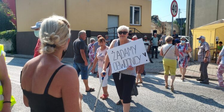 Klimontów: Blokada drogi. Mieszkańcy walczą o obwodnicę.