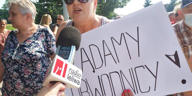 Klimontów: Blokada drogi. Mieszkańcy walczą o obwodnicę.