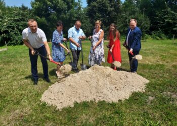 Błonie, Koprzywnica: Wbito łopatę pod budowę Domu Ludowego.