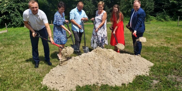 Błonie, Koprzywnica: Wbito łopatę pod budowę Domu Ludowego.