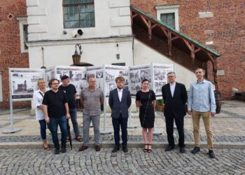 Sandomierz: Ruchome Muzeum Fotografii Sandomierskiej – odsłona pierwsza pod ratuszem.