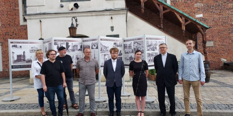 Sandomierz: Ruchome Muzeum Fotografii Sandomierskiej – odsłona pierwsza pod ratuszem.