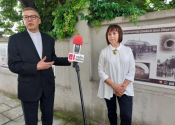 Sandomierz: Ruchome Muzeum Fotografii Sandomierskiej obok Domu Długosza.