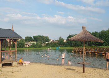 Koprzywnica: Upał przyciągnął chętnych do kąpieli w zalewie.