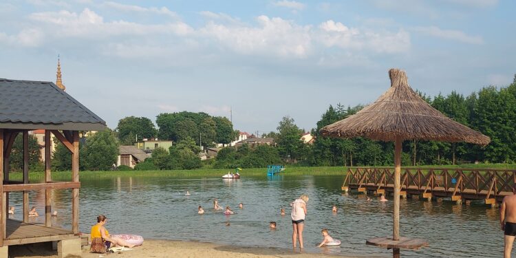 Koprzywnica: Upał przyciągnął chętnych do kąpieli w zalewie.