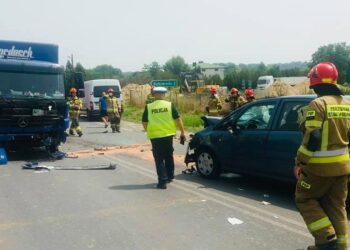 Andruszkowice: Zablokowana DK79. Jedna osoba zakleszczona w pojeździe.