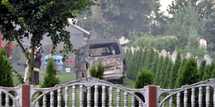 Orliska: W pożarze budynku gospodarczego spłonął samochód i ciągnik