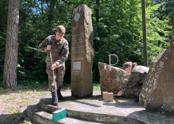 Region: Świętokrzyscy terytorialsi porządkowali symboliczne miejsca pamięci związane z Powstaniem Warszawskim.
