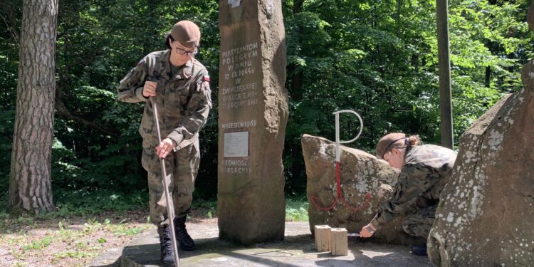 Region: Świętokrzyscy terytorialsi porządkowali symboliczne miejsca pamięci związane z Powstaniem Warszawskim.