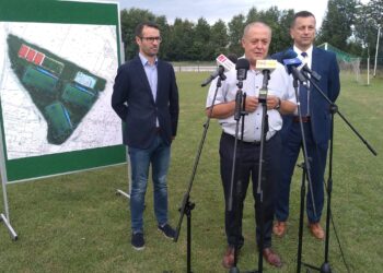 Mielec: Jeszcze ściernisko ale za chwilę kompleks boisk sportowych.