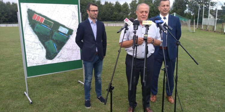 Mielec: Jeszcze ściernisko ale za chwilę kompleks boisk sportowych.
