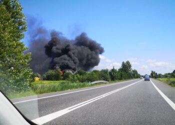 Łążek. Pożar dzikiego wysypiska