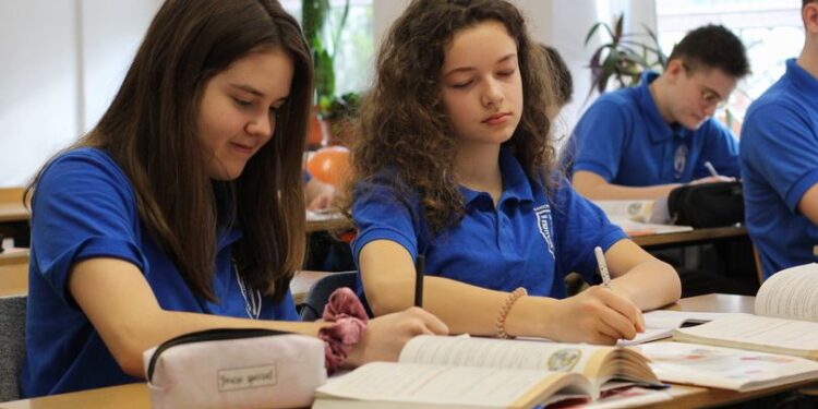 Sandomierz: Ósmoklasiści z „Katolika” z najwyższym wynikiem w powiecie na egzaminie.