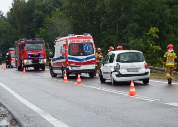 Chmielów. Zderzenie trzech aut