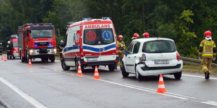 Chmielów. Zderzenie trzech aut