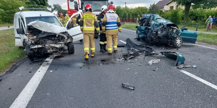 Nowa Dęba: Czołowe zderzenie na krajowej 9