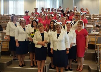 Tarnobrzeg. Uroczystość nadania czepka pielęgniarskiego.