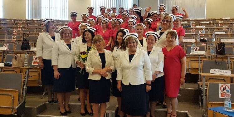 Tarnobrzeg. Uroczystość nadania czepka pielęgniarskiego.