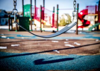 Tarnobrzeg. Senior z maczetą groził dzieciom na placu zabaw