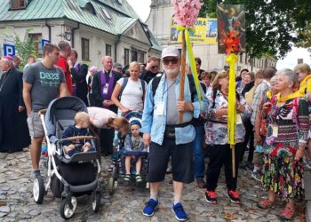Sandomierz: Wędrują do Maryi.