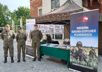 Sandomierz: Żołnierski klimat na sandomierskiej starówce.