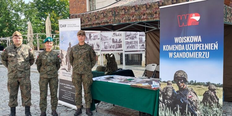 Sandomierz: Żołnierski klimat na sandomierskiej starówce.