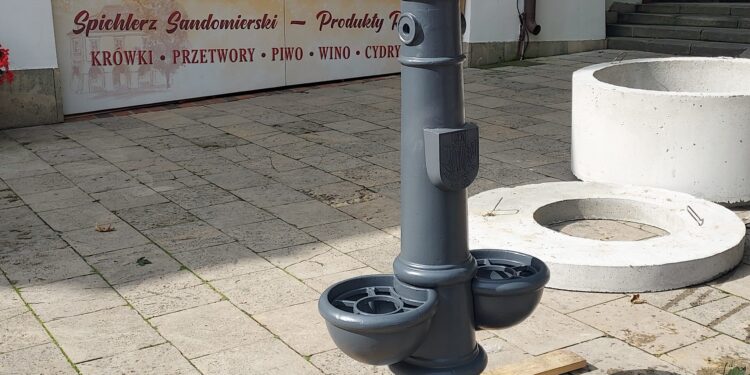 Sandomierz: Zdrój sandomierskiej wody mineralnej na starówce.