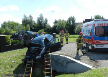 Trześń. Auto w rowie. Kierowca trafił do szpitala