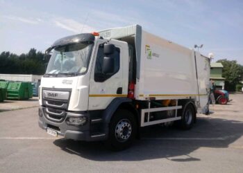 Sandomierz: Nowoczesna śmieciarka odbiera i waży śmieci.