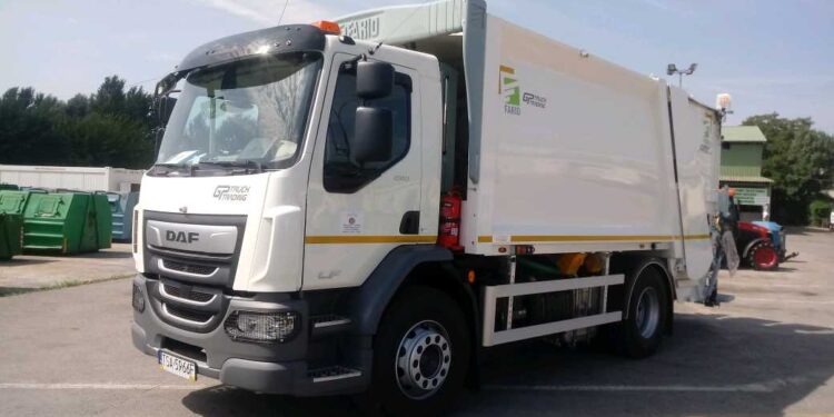 Sandomierz: Nowoczesna śmieciarka odbiera i waży śmieci.