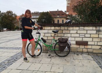 Sandomierz. Jedzie składakiem z południa na północ Polski. W szczytnym celu