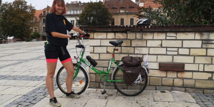 Sandomierz. Jedzie składakiem z południa na północ Polski. W szczytnym celu