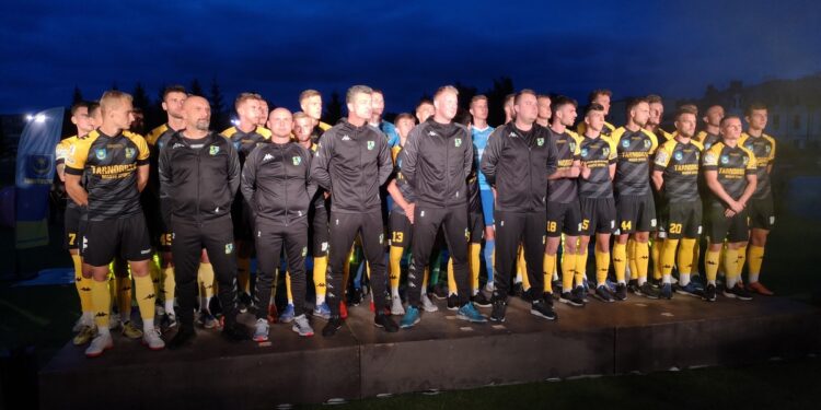 Piłka nożna. Efektowna prezentacja drużyny Siarki Tarnobrzeg