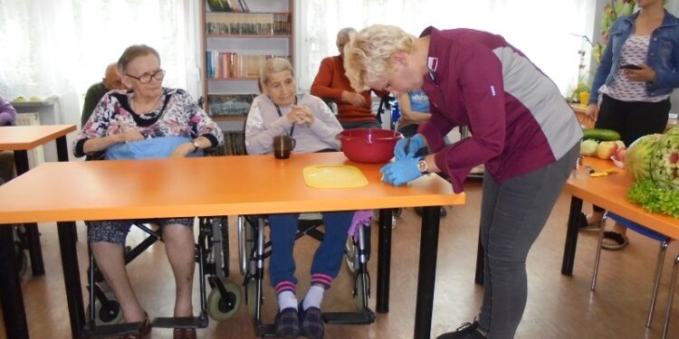 Tarnobrzeg. Pokaz carvingu dla pacjentów.