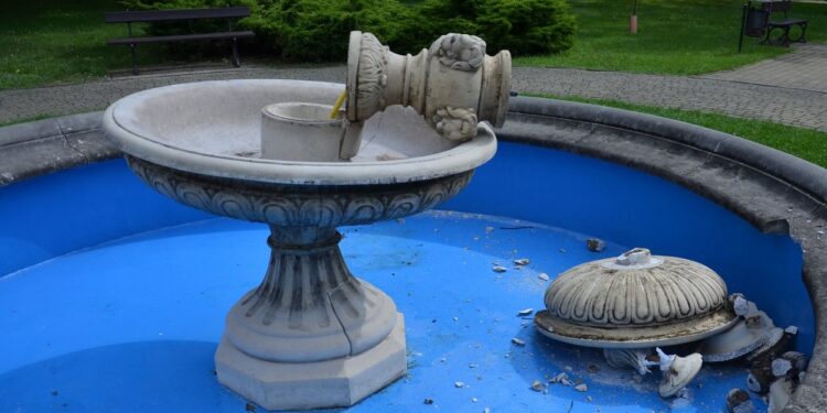 Mielec: Wandale w Parku Oborskich.