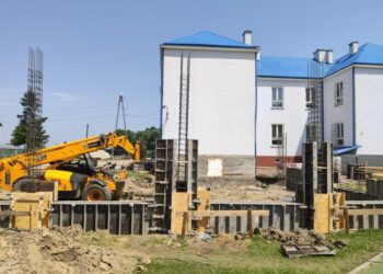 Mielec: Mury pną się do góry