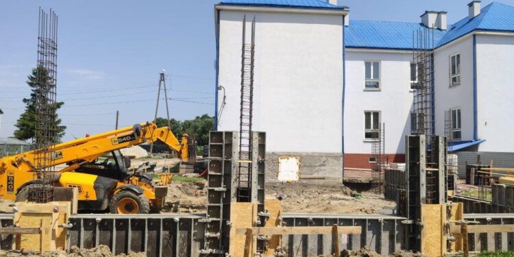 Mielec: Mury pną się do góry