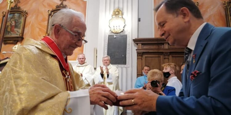 Mielec: Uhonorowany za 'za wybitne zasługi w działalności społecznej i patriotycznej’.