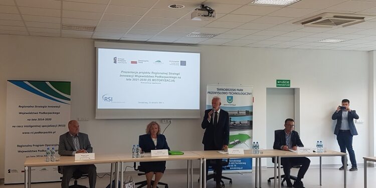 Tarnobrzeg. Dyskutowali na temat strategii innowacji województwa podkarpackiego.