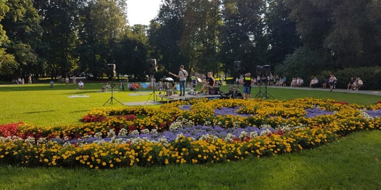 Tarnobrzeg. Świetne koncerty w parku dzikowskim. Co niedzielę.