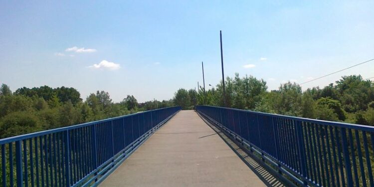 Mielec: Nie ma zainteresowanych pomalowaniem kładki.