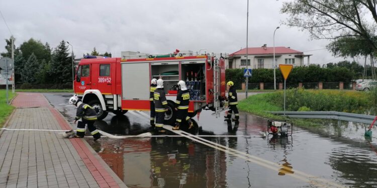 Tarnobrzeg. Woda na ulicy Litewskiej. Na Sobów inna trasą.
