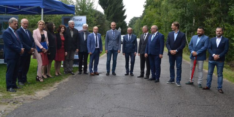 Powiat Niżański: Umowa na modernizację dróg w Łazorach, Hucie Krzeszowskiej i Ryczkach podpisana