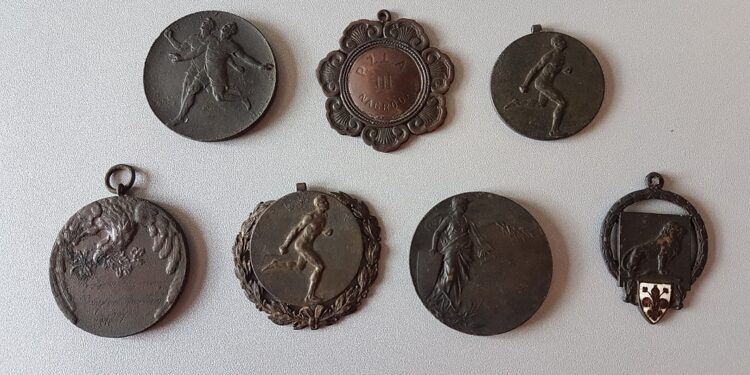 Tarnobrzeg. Medale przedwojennego sportowca odnalezione przez poszukiwacza z Tarnobrzega.